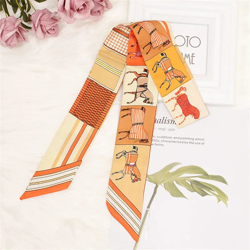 Smal Sidenscarf med Hästmotiv – Elegant Country Chic