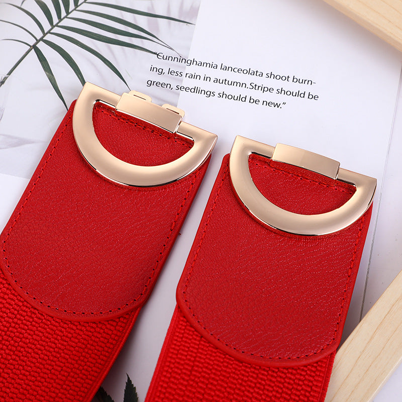 Brett elastiskt bälte med guldfärgat dubbelt spänne – elegant statement-detalj