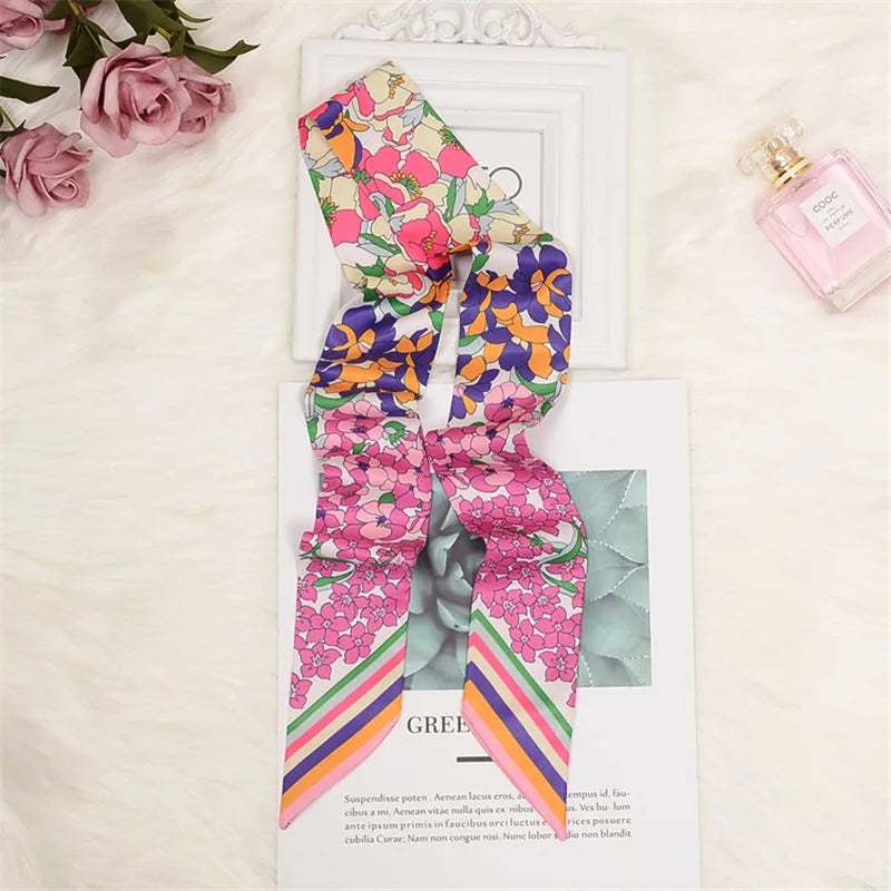 Smal Sidenscarf med Hästmotiv – Elegant Country Chic