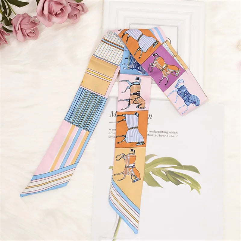 Smal Elegant Sidenscarf med Hästmotiv – Country Chic