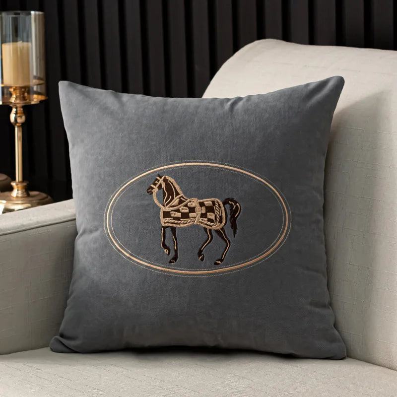 Kuddfodral med handbroderat hästmotiv – 45x45 cm