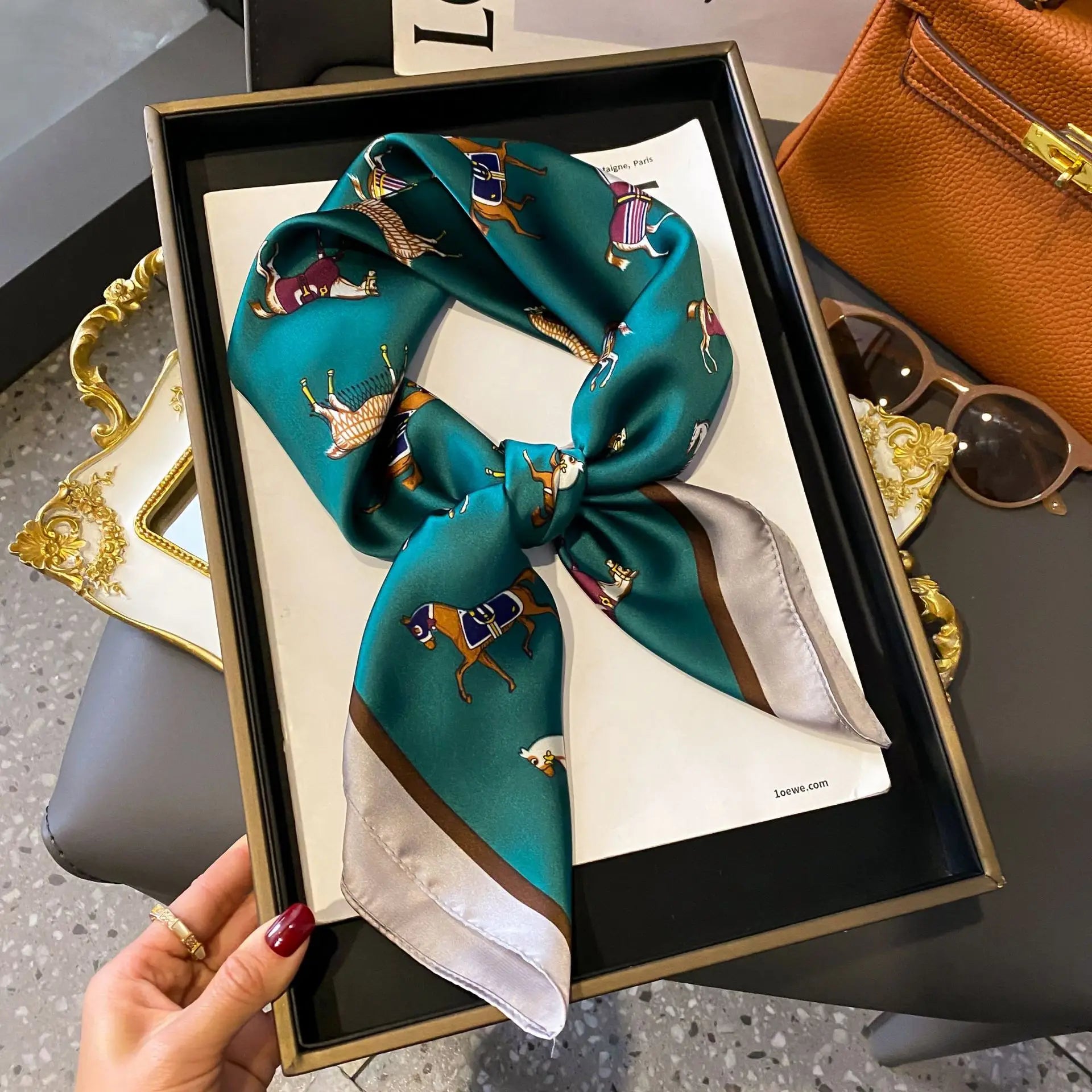 Lyxig Sidensjal 70x70 cm – Elegant & Mångsidig