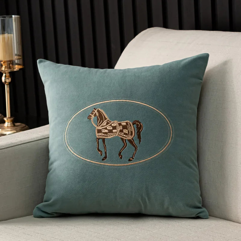 Kuddfodral med handbroderat hästmotiv – 45x45 cm