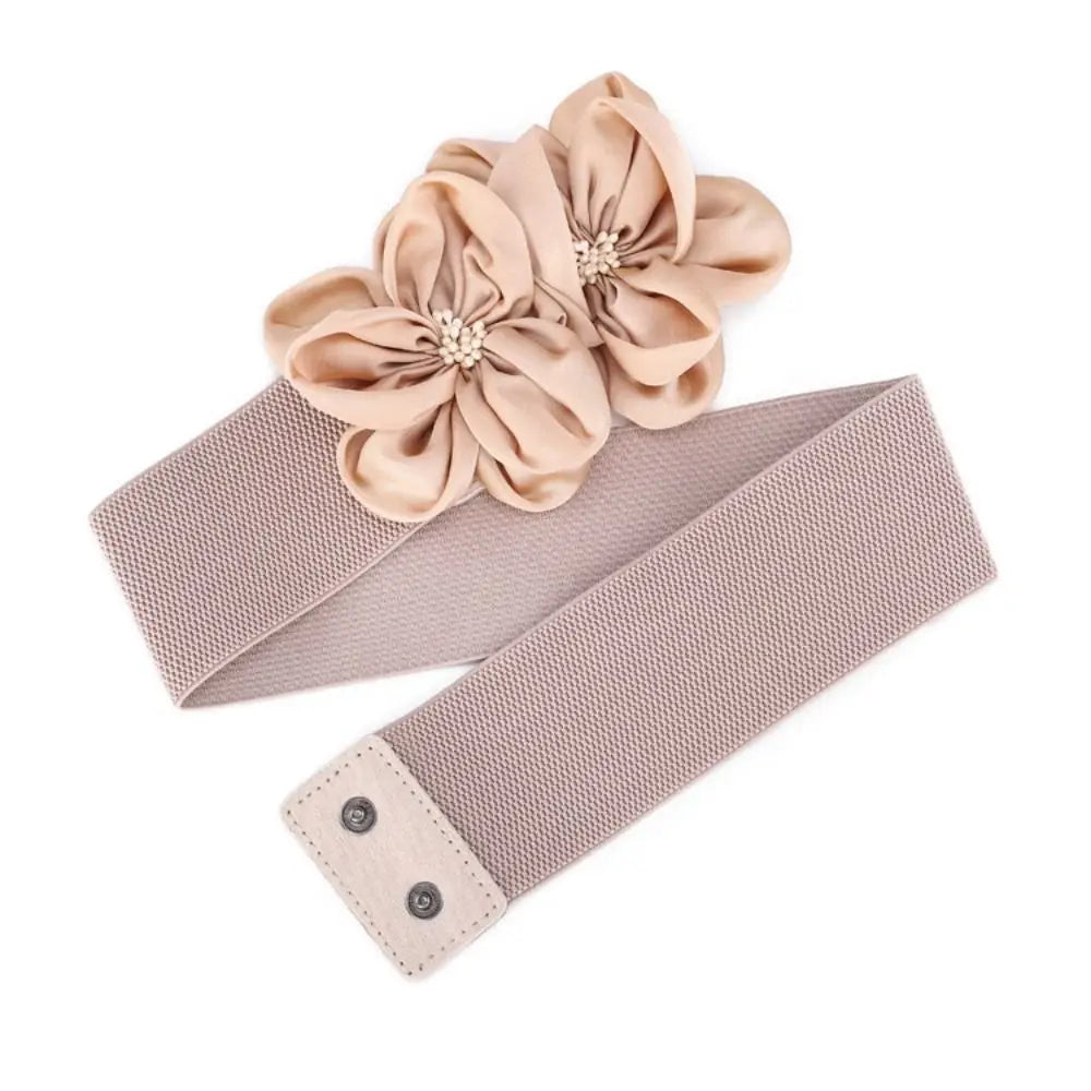 Blommigt elastiskt midjebälte – feminin detalj med trendig touch