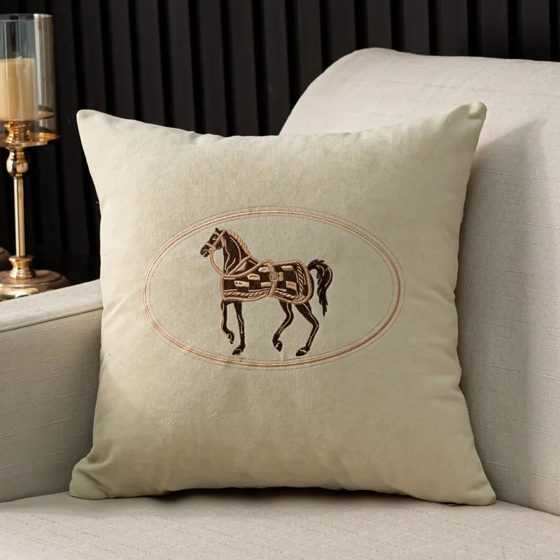 Kuddfodral med handbroderat hästmotiv – 45x45 cm