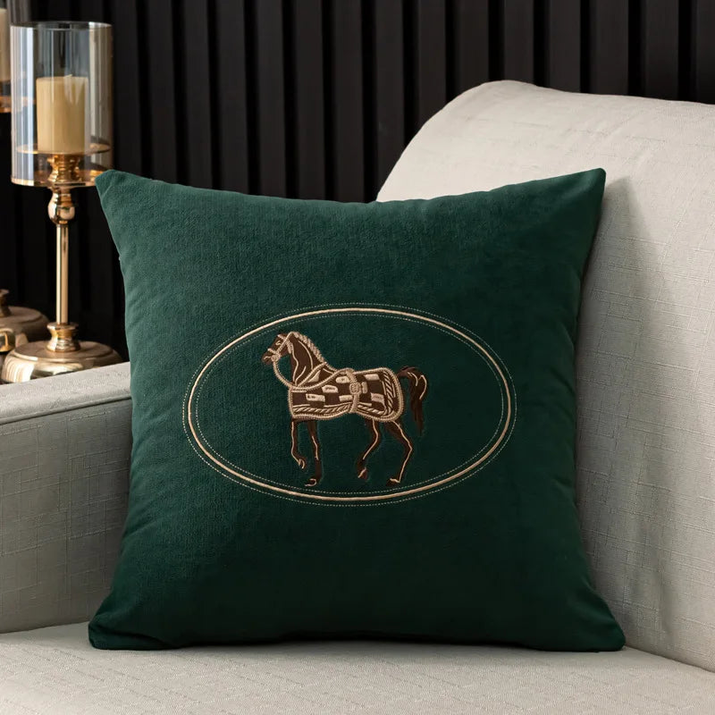 Kuddfodral med handbroderat hästmotiv – 45x45 cm