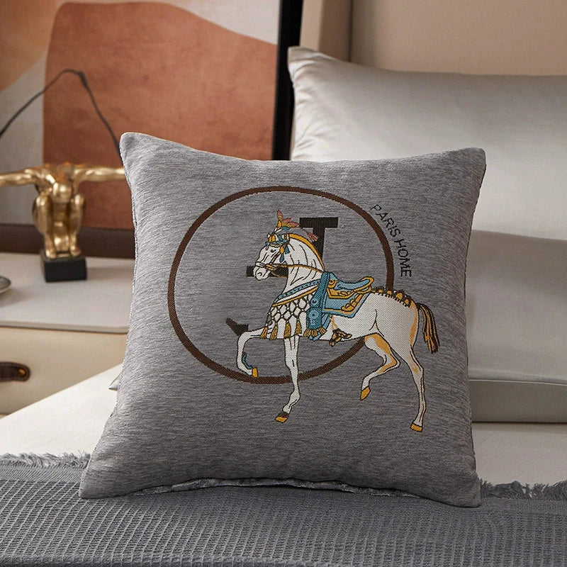Kuddfodral med lyxigt hästbroderi – 45 cm