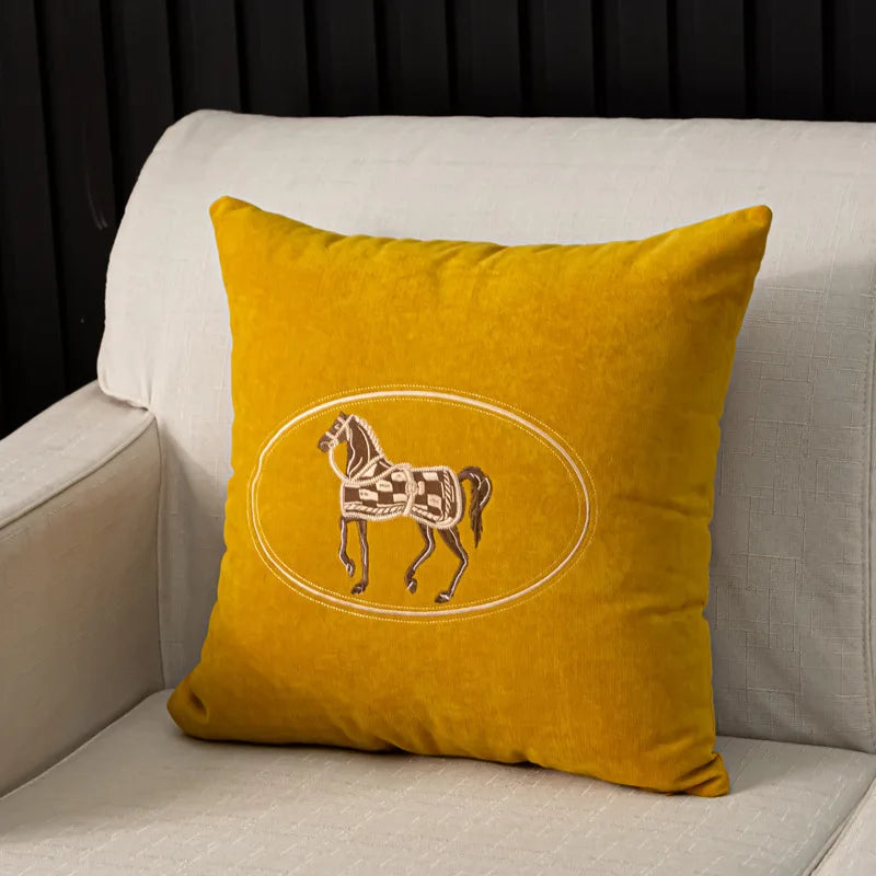 Kuddfodral med handbroderat hästmotiv – 45x45 cm