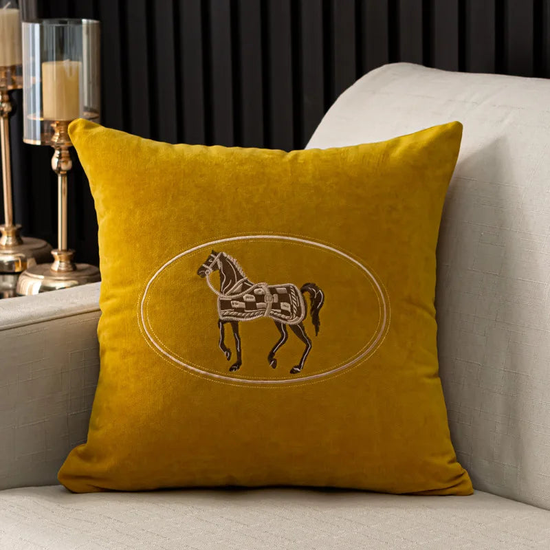 Kuddfodral med handbroderat hästmotiv – 45x45 cm