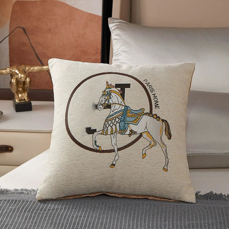 Kuddfodral med lyxigt hästbroderi – 45 cm