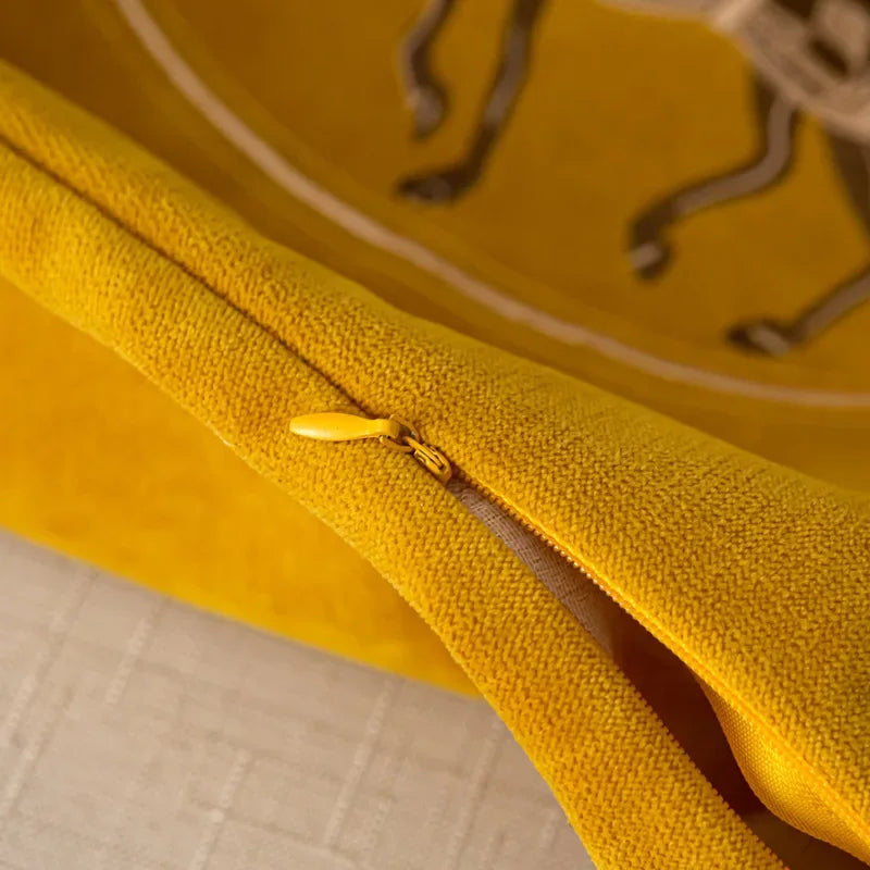 Kuddfodral med handbroderat hästmotiv – 45x45 cm