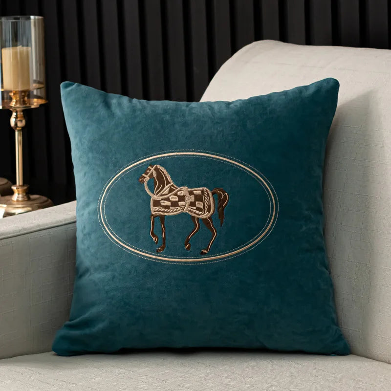 Kuddfodral med handbroderat hästmotiv – 45x45 cm