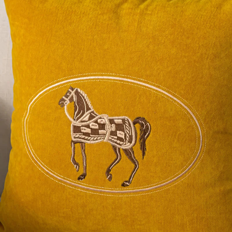 Kuddfodral med handbroderat hästmotiv – 45x45 cm