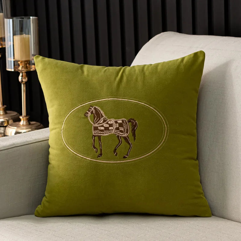 Kuddfodral med handbroderat hästmotiv – 45x45 cm