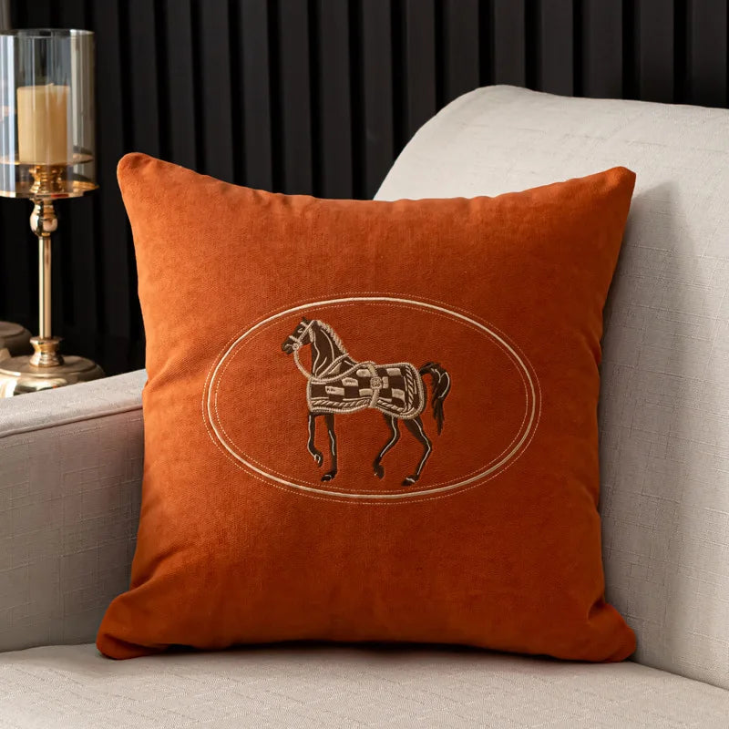 Kuddfodral med handbroderat hästmotiv – 45x45 cm