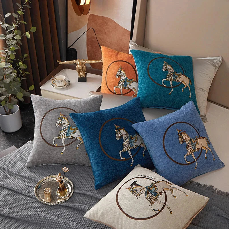 Kuddfodral med lyxigt hästbroderi – 45 cm