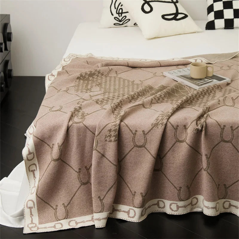 Lyxig Stickad Hästpläd – Värme & Elegans i Country Style