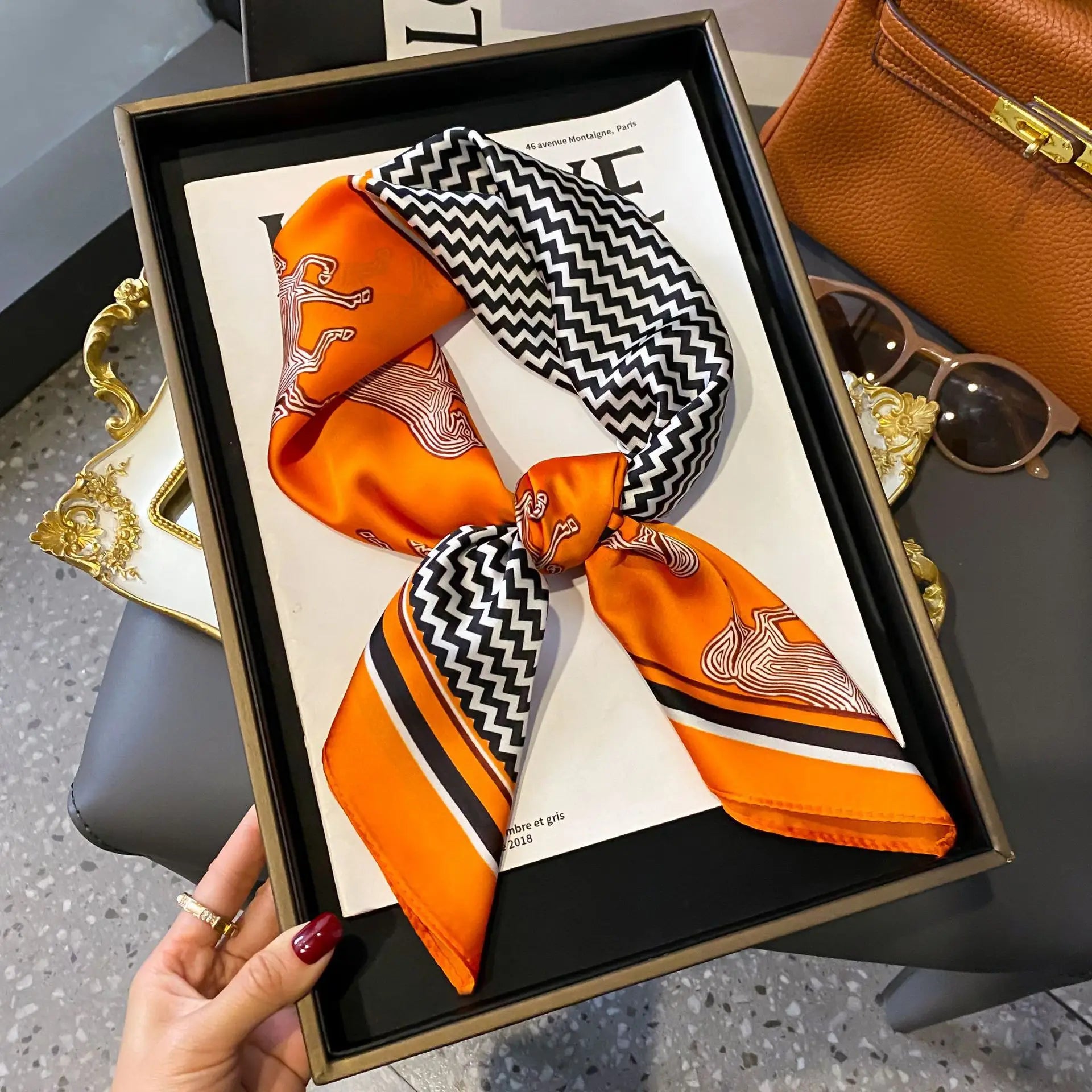 Lyxig Sidensjal 70x70 cm – Elegant & Mångsidig