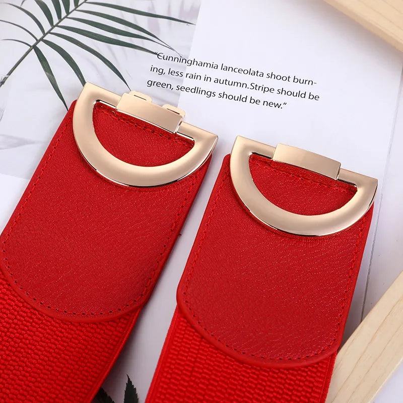 Brett elastiskt bälte med guldfärgat dubbelt spänne – elegant statement-detalj