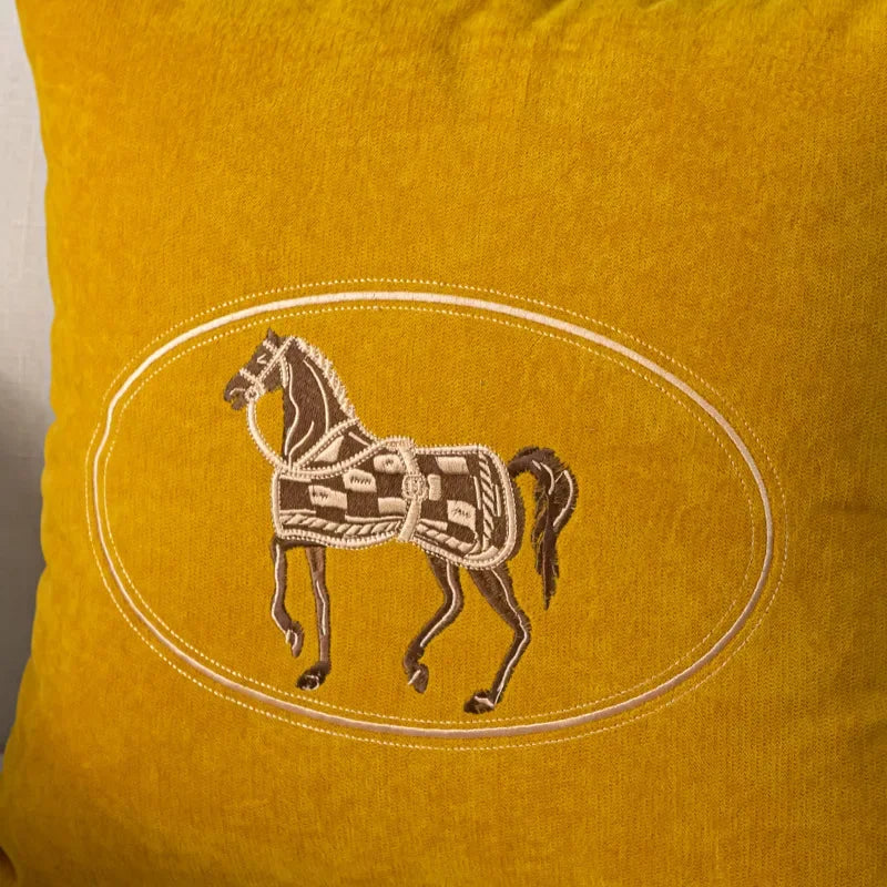 Kuddfodral med handbroderat hästmotiv – 45x45 cm